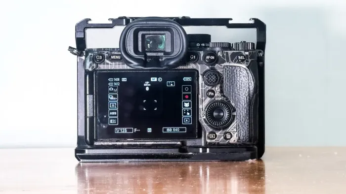 Câmera Sony A7IV com cage e bateria 