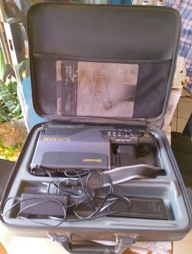 Filmadora VHS Sharp VL-L50B Slim Cam
