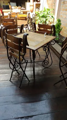 Vendo está mesa de ferro fundido e madeira