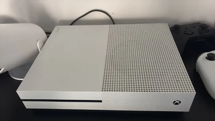 XBOX ONE S - 2 CONTROLES + JOGOS