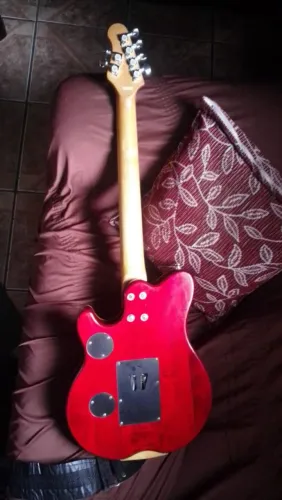 Vendo Guitarra Strinberg-Modelo clg cor vinho muito conservada Ponte Floyd rose 
