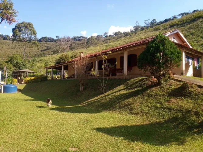 Sítio 6 hectares com linda casa sede a menos de 1km do asfalto!