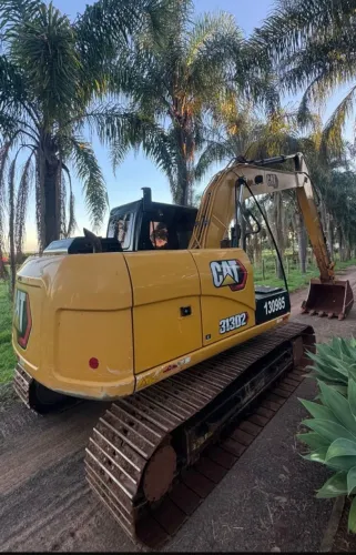 Escavadeira Caterpillar 313 D2 ano 2022, com 3.700 horas e ar condicionado, em SP
