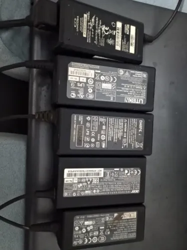 Lote com 5 fontes de notebook ? sem teste ? para técnico/assistência/sucata