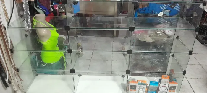 Venda de um balcão e manequim 