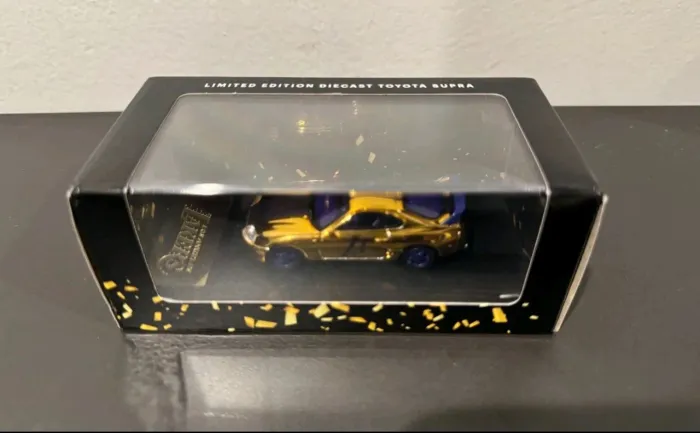 Miniatura colecionável Toyota Supra Lakers 50 Gold, edição limitada