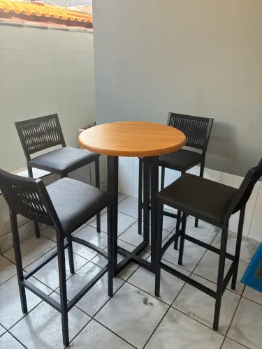 Vendo mesa de Bistro com 4 Banquetas. NÃO ENTREGO!!