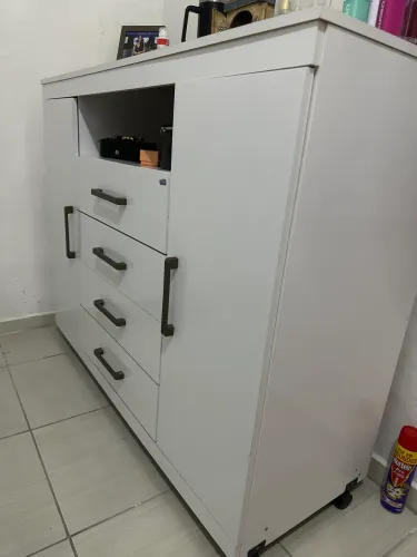 Cômoda 2 compartimentos de armário e 4 gavetas