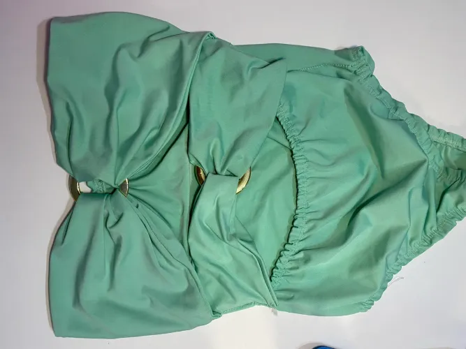 Body verde água com detalhes
