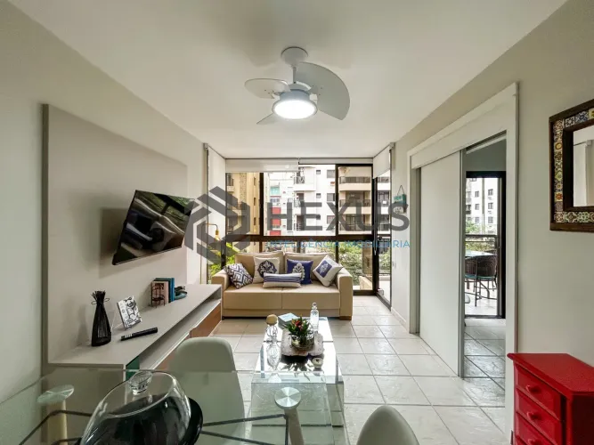 Apartamento reformado com varanda e lazer a 200m da praia na Enseada, Guarujá