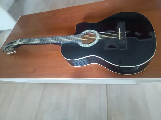 Vende se um violão Gianini 