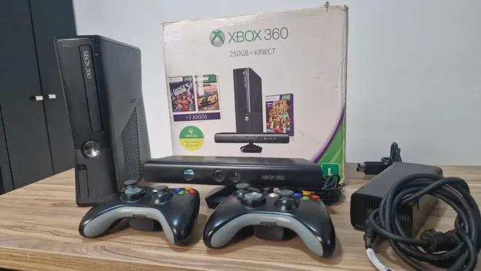 Xbox 360 Slim na Caixa + Kinect + 2 Controles (Com Defeito / Para Conserto ou Peças)