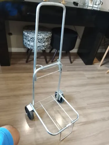 Carrinho de feira praticamente novo.