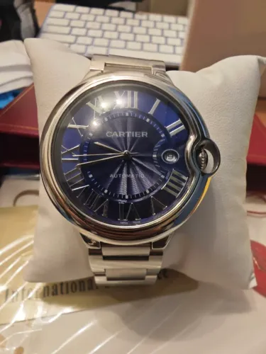 Este é um relógio Cartier Ballon Bleu de Cartier 42 mm com mostrador azul