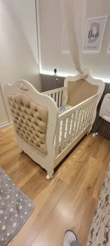Berço de bebê estilo provençal com Capitoné e Suporte para Mosquiteiro - Excelente estado.