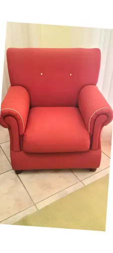 Poltrona Vermelha Estilo Vintage - Braços Arredondados, Conservada