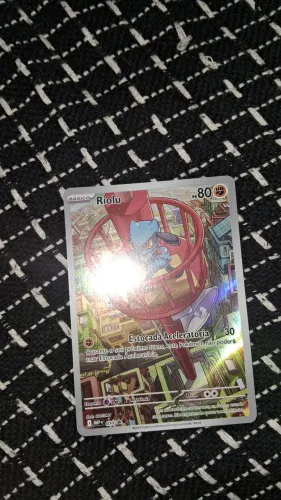 Carta pokemon riolu danificada