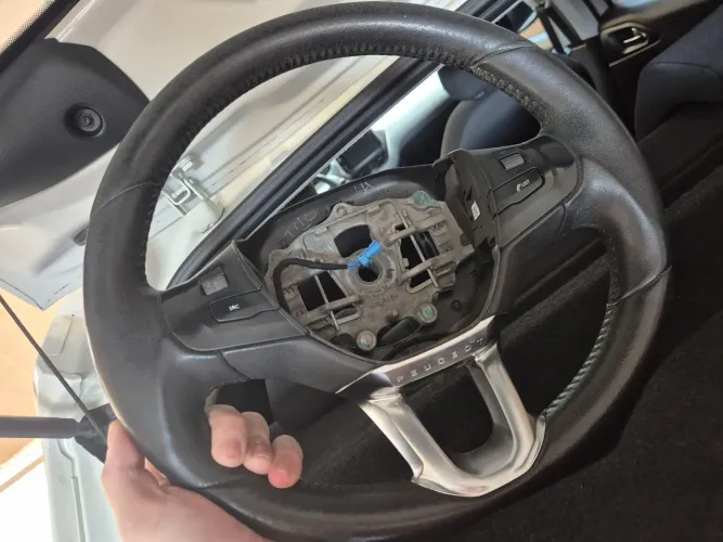 Volante Peugeot 208