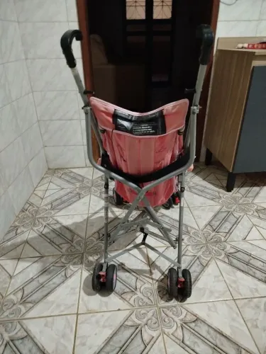 Carrinho de bebê Voyage rosa - dobrável e leve - Cachoeiro de Itapemirim