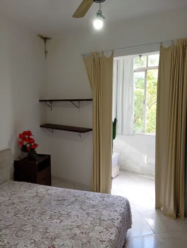 Quarto grande c varanda na tijuca