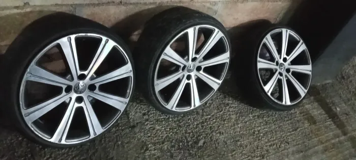 Rodas com os pneus completas