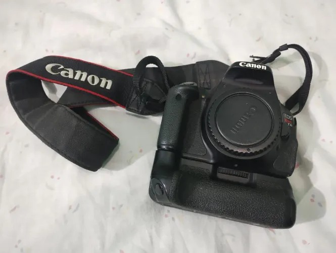 Canon t3i com grip 3 lentes 2 tripés 2 baterias mala para trasporte 1 filtro .
