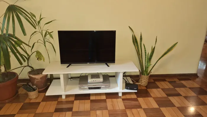 Rack baixo de madeira branco