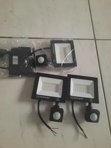 REFLETOR LED COM SENSOR DE PRESENÇA INTEGRADO 50W PARA MELHOR ILUMINAÇÃO E SEGURANÇA TOP 