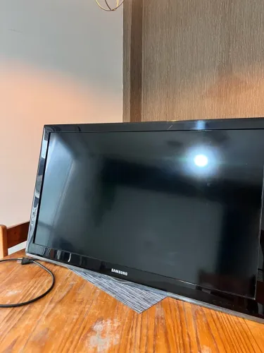 TV Samsung 40" Full HD LN40C530 com controle - Funcionando