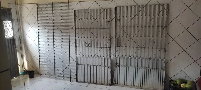 Portão 2,33 x 210 mt e Grades de Ferro 2,30x 1,13 mt
