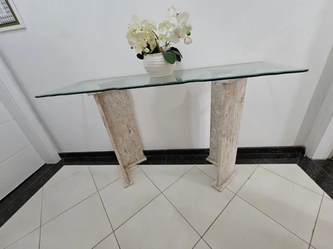 Mesa aparador de pé de Bege Bahia e tampo de vidro