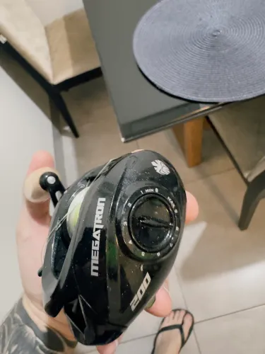 Carretilha de pesca Megatron 200 Black 8 rolamentos Kastling (esquerda)