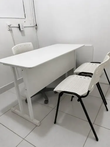 Mesa de escritório +3 cadeiras