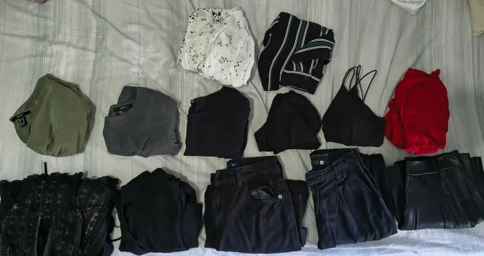 Lote desapego: 12 roupas femininas P/M (calças, croppeds, blusas sociais, vestido, saia)