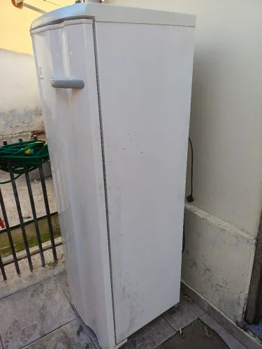 Vendo Freezer Eletrolux FE26 203 Litros 220V COM DEFEITO