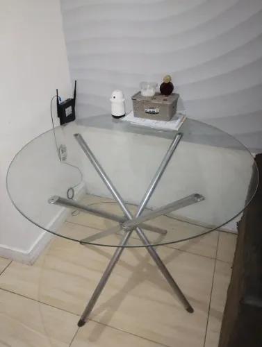 Mesa de vidro redonda linda demais.