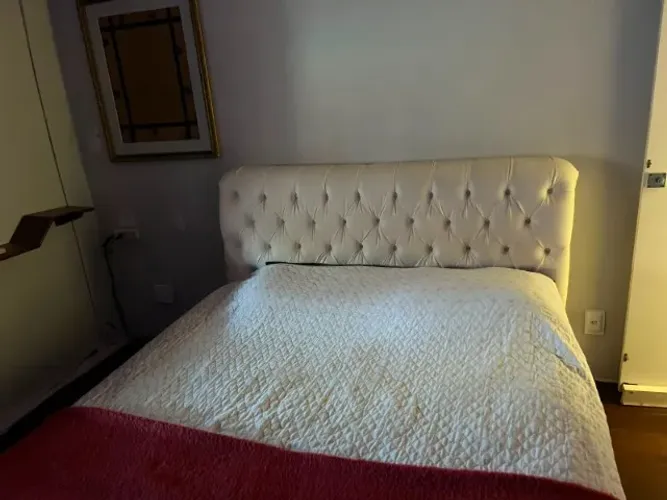 Cabeceira de cama de casal em courino branco semi nova, perfeita entrego de uber utilitári