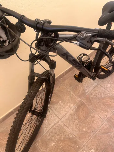 Bicicleta aro 26 , 24 marchas com capacete
