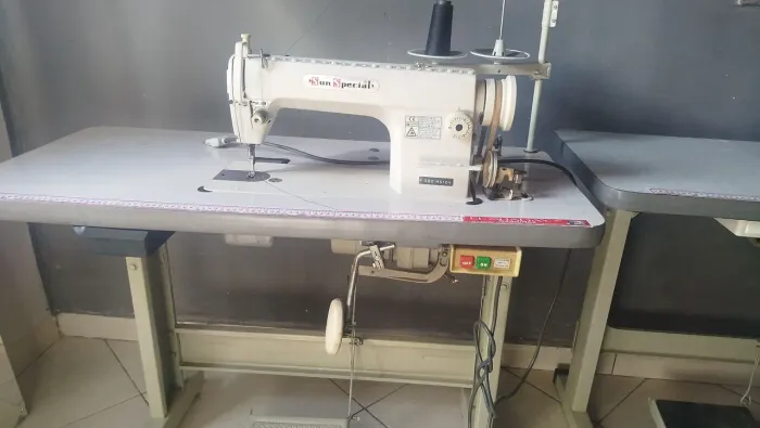 Máquinas de costuras.Overlock e Reta