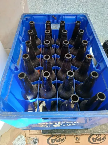 Engradado de refrigerante e cascos