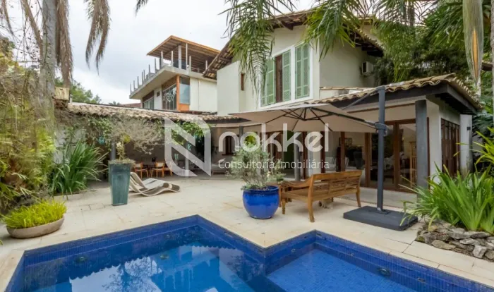 Casa de condomínio com 550 m², 5 quartos sendo 5 suítes à venda no Morumbi