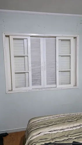 Janela madeira maciça com persiana de vidro 1,60x1,20