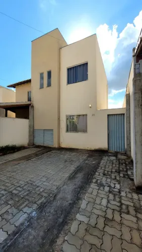 Casa usada com 2 quartos, em condomínio fechado no Bairro Santo Inácio