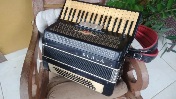 ACORDEON SANFONA SCALA 80 BAIXOS AFINADA E TOP DE SOM. JÁ TÁ ELÉTRICA PRA CAIXA DE SOM