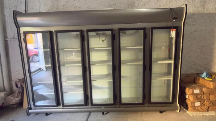 Oportunidade Refrigerador expositor vertical de 5 portas fricon