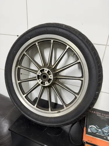 Roda com pneu dianteiro Harley Davidson sportster