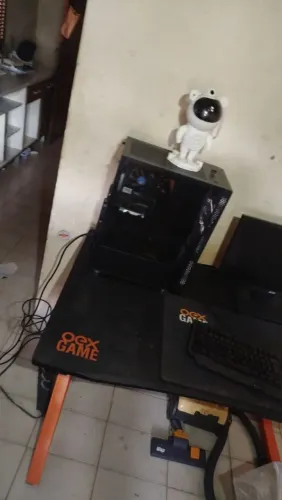 Pc com mesa e acessórios completo