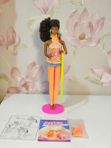 Boneca Barbie and The Rockers Dee Dee completa
