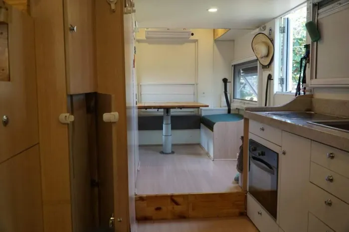 Caminhão Motorhome com carro e moto