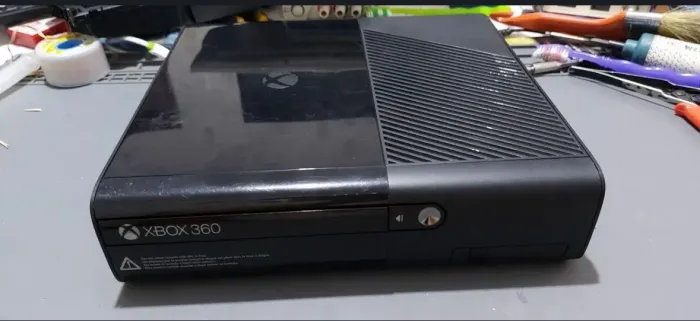 Xbox 360 slim e (super slim) + controle + cabos e jogos
